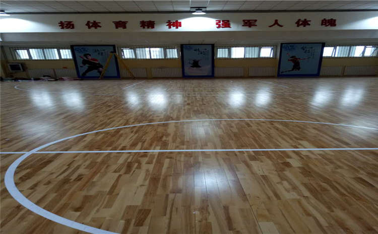 柞木體育館實木地板多少錢一平米？
