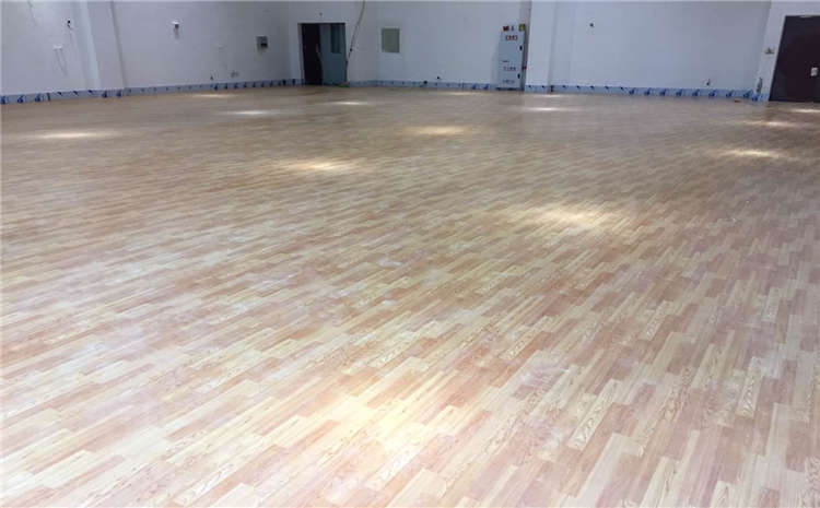 24厚羽毛球館木地板價格是多少錢？